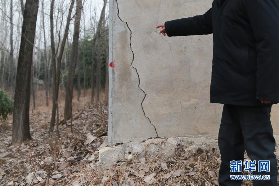 （新華視點&middot;圖文互動）（3）挖掘作業(yè)距漢墓中心僅20米，村民住房出現(xiàn)裂縫&hellip;&hellip;&ldquo;造地&rdquo;如何變挖山？