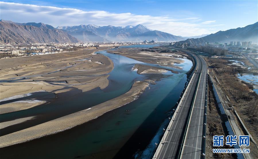 （兩會前夕看落實&middot;圖文互動）（2）格?；ㄩ_ 幸福路寬&mdash;&mdash;西藏落實習近平總書記全國兩會重要講話精神紀實