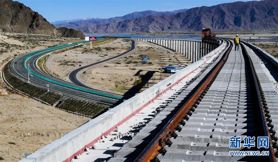 （兩會前夕看落實&middot;圖文互動）（3）格?；ㄩ_ 幸福路寬&mdash;&mdash;西藏落實習近平總書記全國兩會重要講話精神紀實