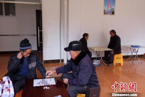 資料圖：老人們在下棋。徐學(xué)練 攝。