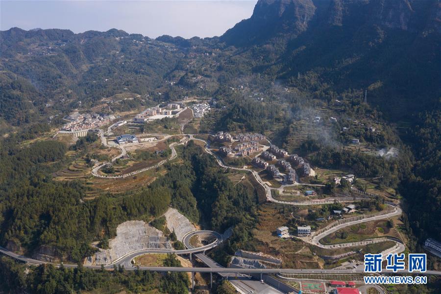 (兩會前夕看落實·圖文互動)(1)“飛針走線”“繡”出小康畫卷——四川落實習(xí)近平總書記全國兩會重要講話精神紀實