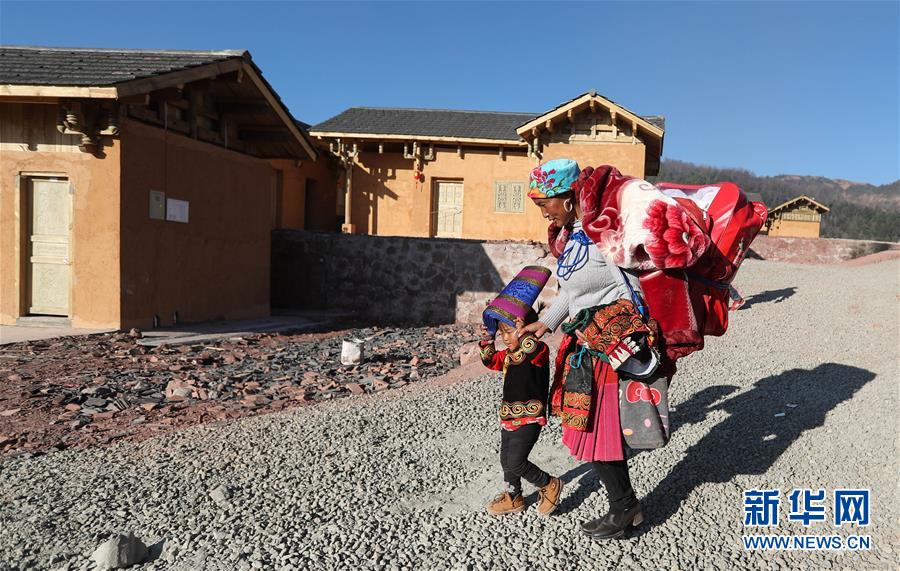 (兩會前夕看落實·圖文互動)(5)“飛針走線”“繡”出小康畫卷——四川落實習(xí)近平總書記全國兩會重要講話精神紀實
