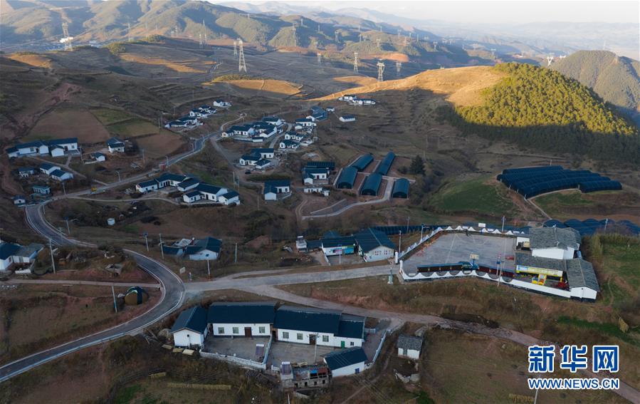 (兩會前夕看落實·圖文互動)(7)“飛針走線”“繡”出小康畫卷——四川落實習(xí)近平總書記全國兩會重要講話精神紀實