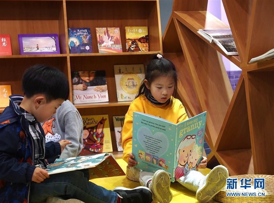 (新華全媒頭條·兩會(huì)精神看落實(shí)·圖文互動(dòng))(2)把握時(shí)代脈搏 聆聽時(shí)代聲音——落實(shí)全國(guó)兩會(huì)精神堅(jiān)定文化自信述評(píng)