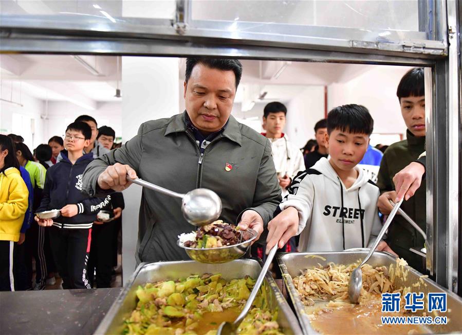 (社會(huì))(1)《學(xué)校食品安全與營養(yǎng)健康管理規(guī)定》今日施行