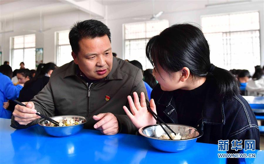 (社會(huì))(2)《學(xué)校食品安全與營養(yǎng)健康管理規(guī)定》今日施行