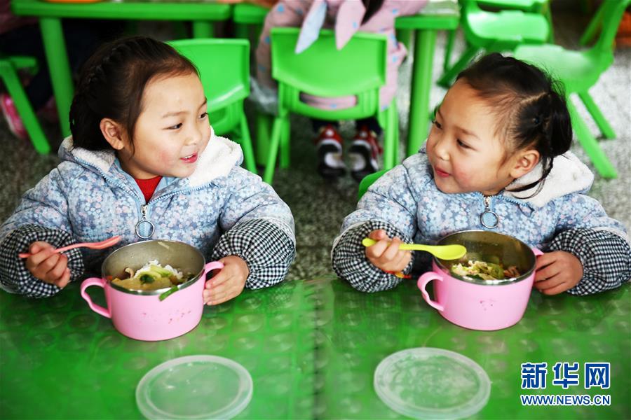 （在習(xí)近平新時(shí)代中國(guó)特色社會(huì)主義思想指引下&mdash;&mdash;新時(shí)代新作為新篇章&middot;圖文互動(dòng)）（8）&ldquo;搬遷到哪里，服務(wù)就延伸到哪里&rdquo;&mdash;&mdash;貴州推進(jìn)易地扶貧搬遷&ldquo;后半篇文章&rdquo; 