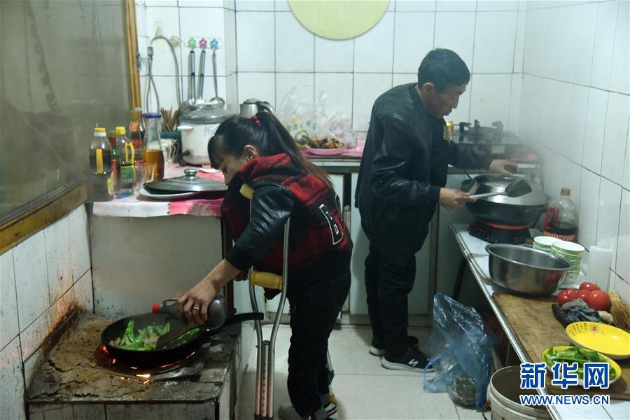 （在習(xí)近平新時(shí)代中國(guó)特色社會(huì)主義思想指引下&mdash;&mdash;新時(shí)代新作為新篇章&middot;圖文互動(dòng)）（2）腳下有路 心中有志 生命有光&mdash;&mdash;殘疾夫妻&ldquo;跑贏&rdquo;脫貧沖刺