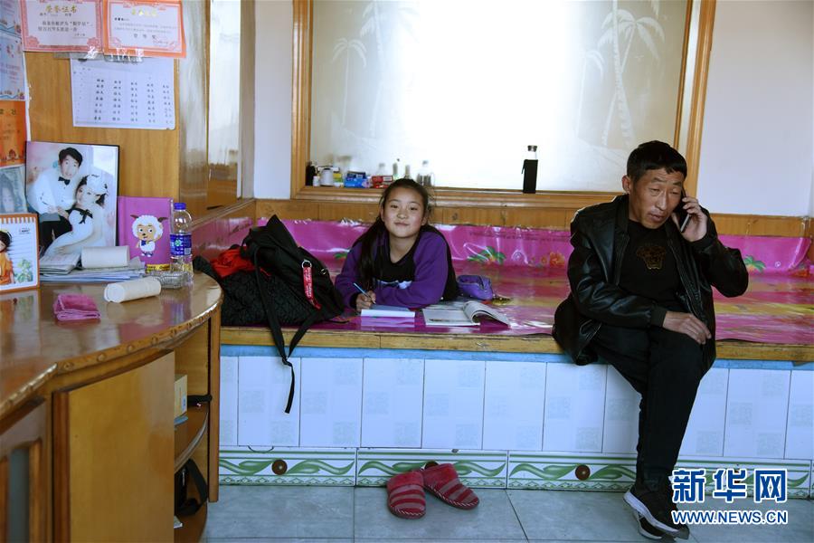 （在習(xí)近平新時(shí)代中國(guó)特色社會(huì)主義思想指引下&mdash;&mdash;新時(shí)代新作為新篇章&middot;圖文互動(dòng)）（3）腳下有路 心中有志 生命有光&mdash;&mdash;殘疾夫妻&ldquo;跑贏&rdquo;脫貧沖刺