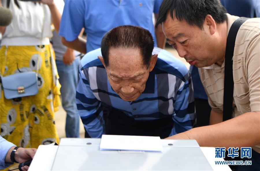 (愛國情 奮斗者·圖文互動(dòng))(4)一顆稻谷里的愛國情懷——記“雜交水稻之父”袁隆平