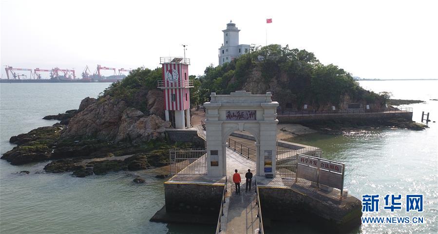 (新華全媒頭條·圖文互動)(1)守望——記舢舨洲“島主”黃燦明一門四代航標工