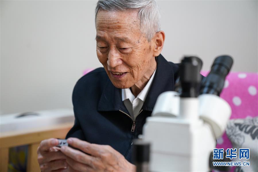 (新華全媒頭條·時(shí)代先鋒·圖文互動(dòng))(2)傳奇的英雄 無悔的忠誠(chéng)——記刑偵痕跡檢驗(yàn)專家崔道植