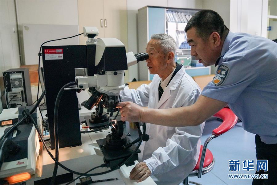 (新華全媒頭條·時(shí)代先鋒·圖文互動(dòng))(4)傳奇的英雄 無悔的忠誠(chéng)——記刑偵痕跡檢驗(yàn)專家崔道植