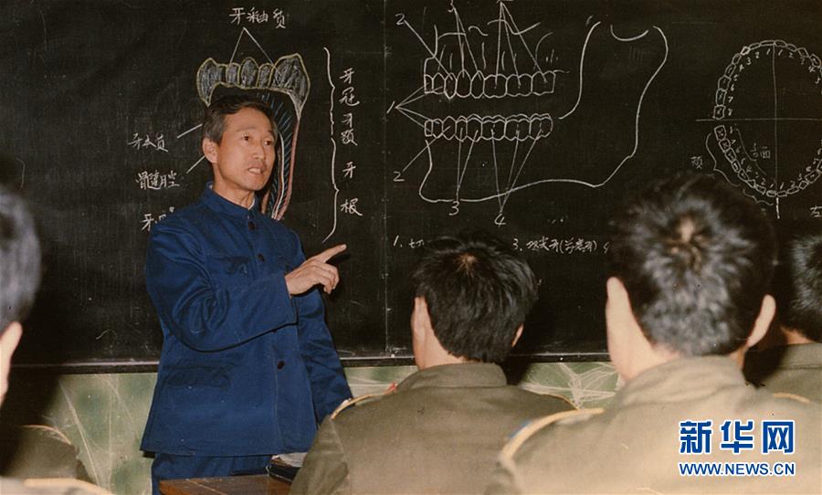 (新華全媒頭條·時(shí)代先鋒·圖文互動(dòng))(10)傳奇的英雄 無悔的忠誠(chéng)——記刑偵痕跡檢驗(yàn)專家崔道植