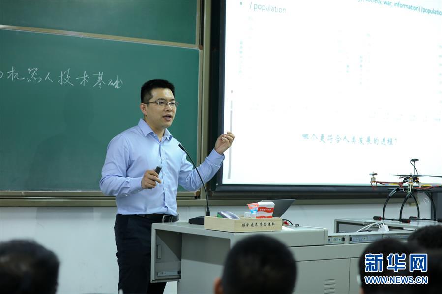 （圖文互動）（1）心懷藍天　逐夢云霄&mdash;&mdash;記天津大學教授、一飛智控創(chuàng)始人齊俊桐