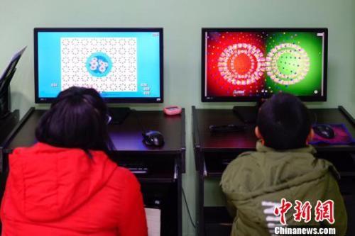 資料圖：圖為兩名兒童檢查視力。賀俊怡 攝