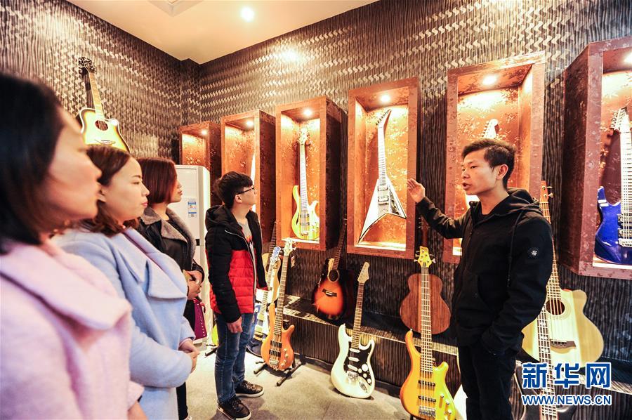 （在習(xí)近平新時(shí)代中國(guó)特色社會(huì)主義思想指引下&mdash;&mdash;新時(shí)代新作為新篇章&middot;圖文互動(dòng)）（7）貴州正安：吉他奏響發(fā)展&ldquo;神曲&rdquo;