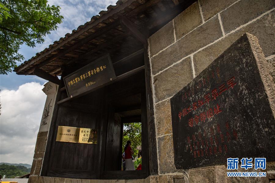 （壯麗70年&middot;奮斗新時(shí)代&mdash;&mdash;記者再走長(zhǎng)征路&middot;圖文互動(dòng)）（1）手捧棉被憶紅軍：走了那么多年，我們都念他們的好