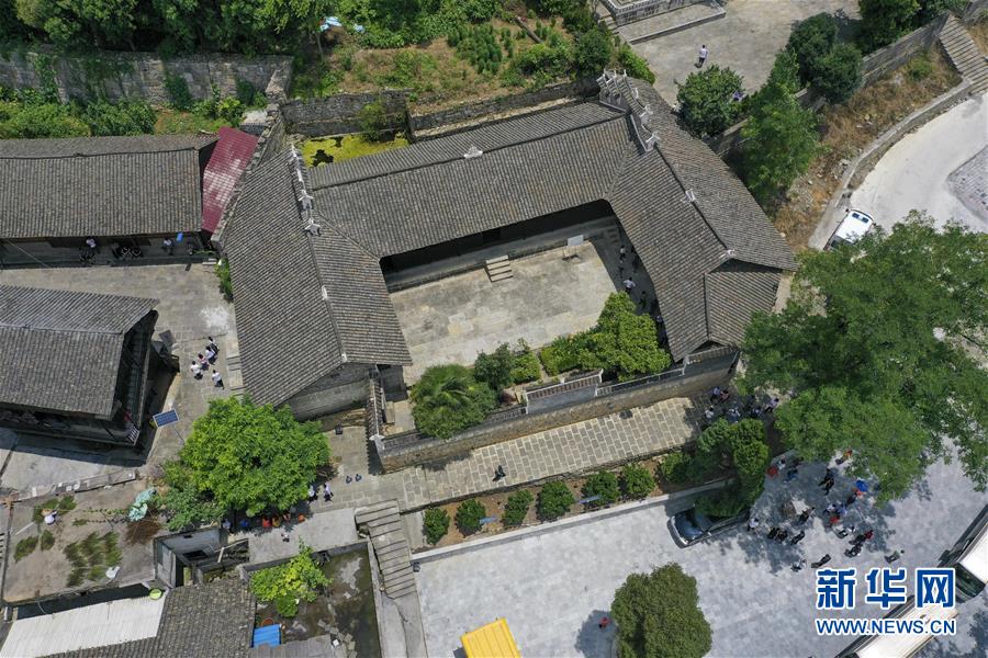 （壯麗70年&middot;奮斗新時(shí)代&mdash;&mdash;記者再走長(zhǎng)征路&middot;圖文互動(dòng)）（2）手捧棉被憶紅軍：走了那么多年，我們都念他們的好