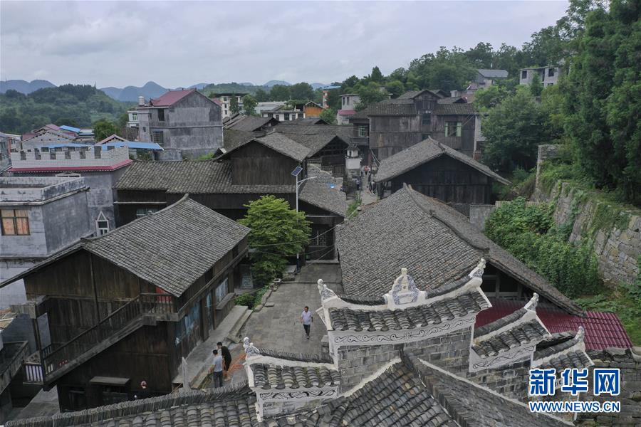 （壯麗70年&middot;奮斗新時(shí)代&mdash;&mdash;記者再走長(zhǎng)征路&middot;圖文互動(dòng)）（3）手捧棉被憶紅軍：走了那么多年，我們都念他們的好