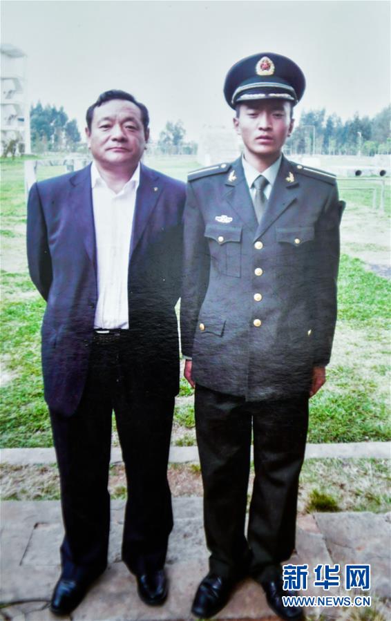 （新華全媒頭條&middot;愛國情 奮斗者&middot;圖文互動(dòng)）（7）初心不改 紅心向黨&mdash;&mdash;西部戰(zhàn)區(qū)陸軍某旅玉樹獨(dú)立騎兵連連長尼都塔生一家四代跟黨走紀(jì)實(shí)