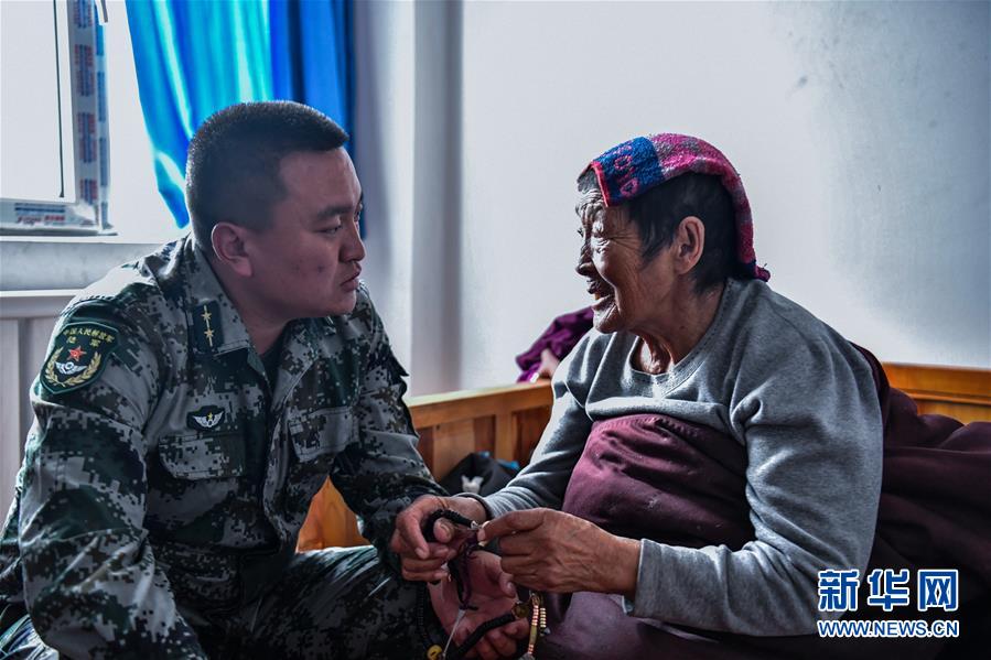 （新華全媒頭條&middot;愛國情 奮斗者&middot;圖文互動(dòng)）（8）初心不改 紅心向黨&mdash;&mdash;西部戰(zhàn)區(qū)陸軍某旅玉樹獨(dú)立騎兵連連長尼都塔生一家四代跟黨走紀(jì)實(shí)