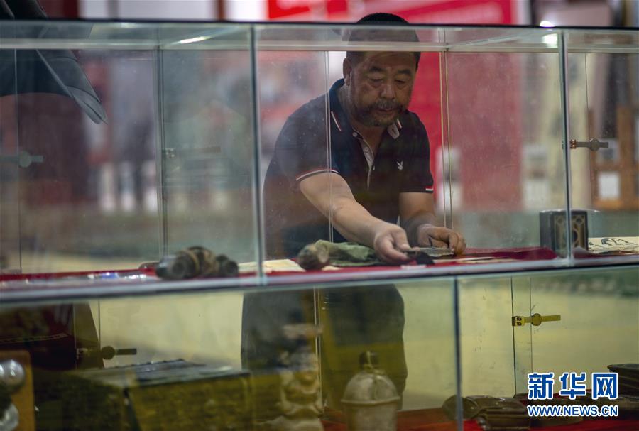 （壯麗70年&middot;奮斗新時(shí)代&mdash;&mdash;記者再走長征路&middot;圖文互動(dòng)）（1）赤子心紅色情&mdash;&mdash;潘庭宏的紅色收藏之路