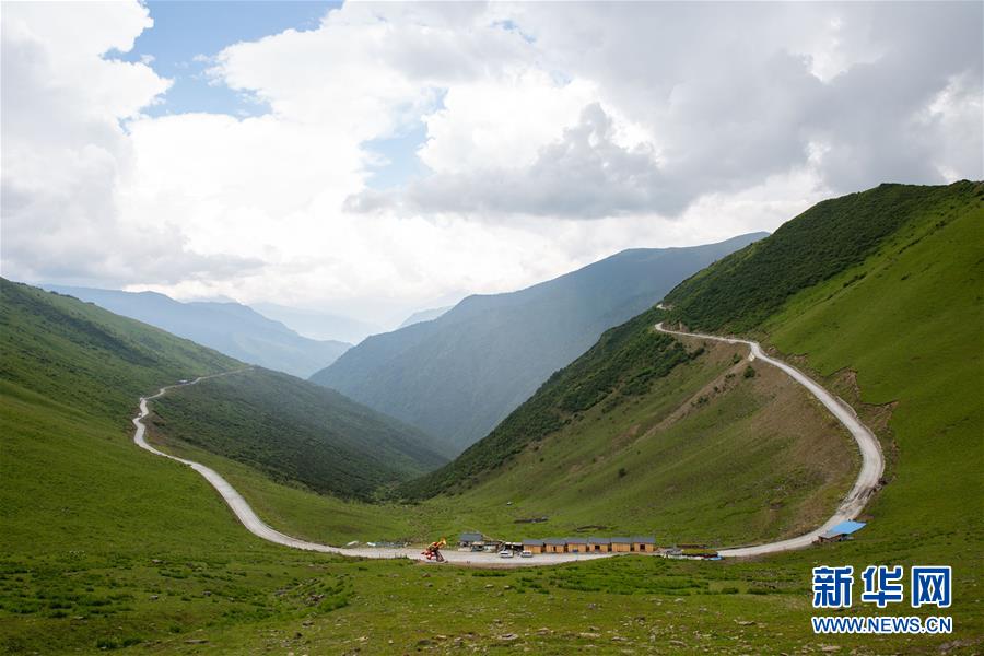 (壯麗70年·奮斗新時(shí)代——記者再走長(zhǎng)征路·圖文互動(dòng))(2)夾金山上“馬燈紅”