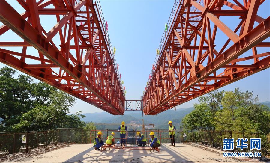 (壯麗70年·奮斗新時代——共和國發(fā)展成就巡禮)(3)云嶺彩卷繪 高原氣象新——新中國成立70年云南發(fā)展巡禮