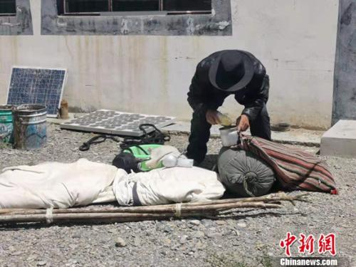 圖為黨確桑布展示以前巡邊時(shí)要帶的東西。 謝藝觀 攝