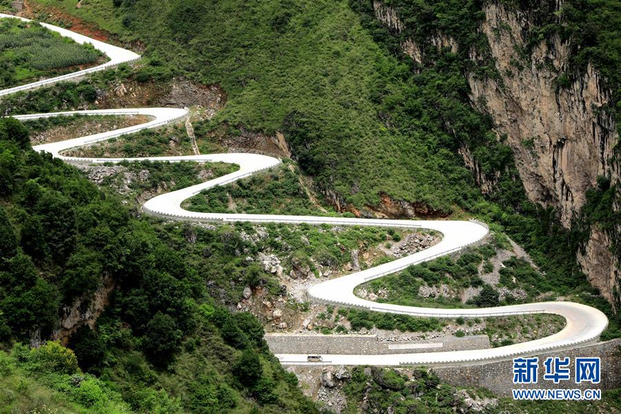 （在習近平新時代中國特色社會主義思想指引下&mdash;&mdash;新時代新作為新篇章&middot;總書記關心的百姓身邊事&middot;圖文互動）（2）&ldquo;四好農(nóng)村路&rdquo;：通向幸福，通向遠方