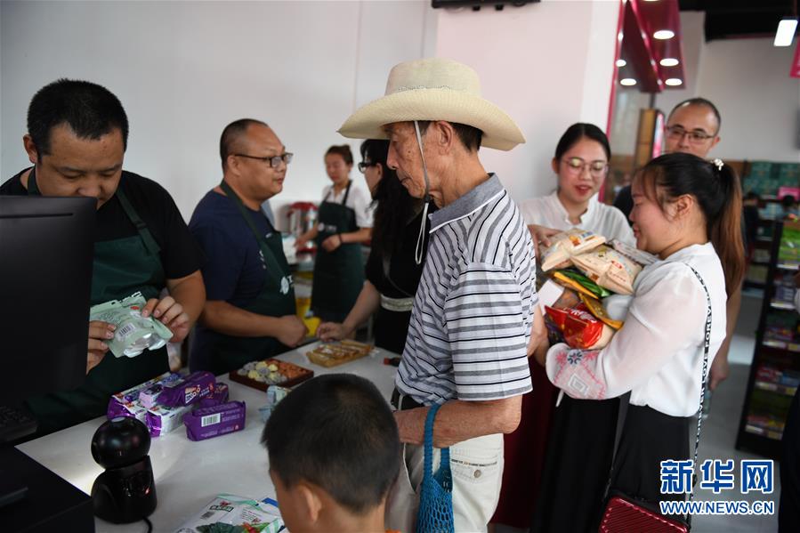 (圖文互動)(2)烏蒙山區(qū)扶貧第一書記背后的“老監(jiān)工”