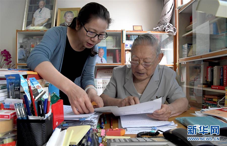 (愛國(guó)者 奮斗情·圖文互動(dòng))(4)用醫(yī)術(shù)和道德守護(hù)“光明”——全國(guó)道德模范99歲眼科專家張效房的人生軌跡