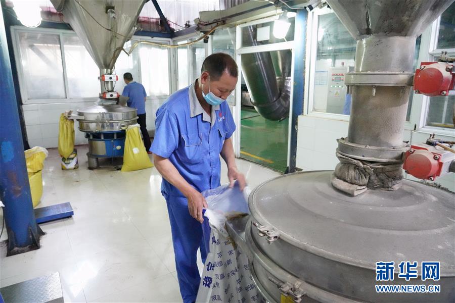 （在習(xí)近平新時(shí)代中國(guó)特色社會(huì)主義思想指引下&mdash;&mdash;新時(shí)代新作為新篇章&middot;總書(shū)記關(guān)心的百姓身邊事&middot;圖文互動(dòng)）（2）大污染變身&ldquo;大寶藏&rdquo;：治理畜禽糞污，他們這樣干！