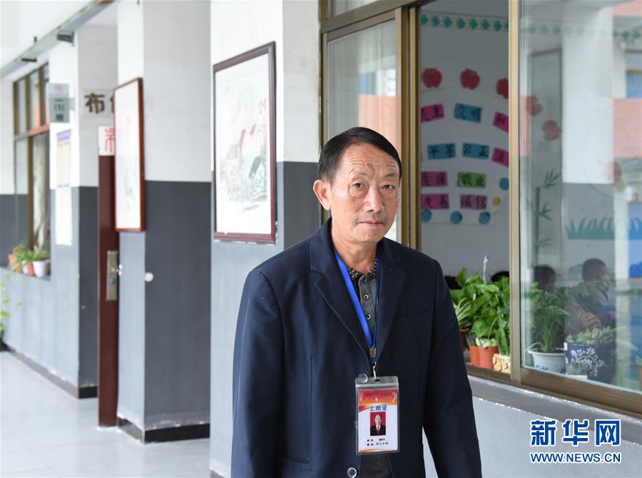 (愛(ài)國(guó)情 奮斗者·圖文互動(dòng))(1)大山園丁的堅(jiān)守——記貴州黔西縣鄉(xiāng)村教師楊紹書(shū)