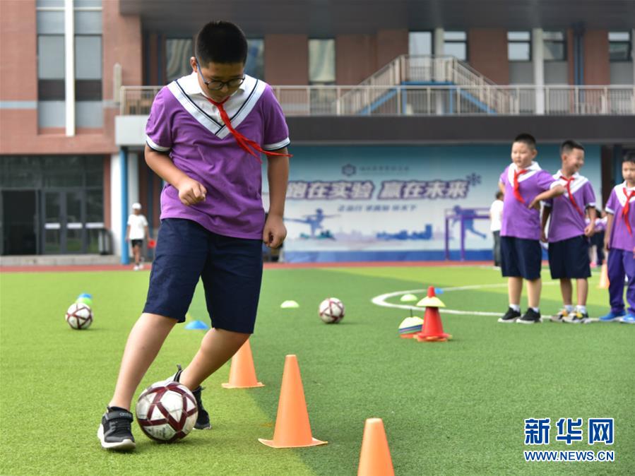 （體育&middot;圖文互動(dòng)）（2）（在習(xí)近平新時(shí)代中國特色社會(huì)主義思想指引下&mdash;&mdash;新時(shí)代新作為新篇章&middot;總書記關(guān)心的百姓身邊事）奔跑吧，少年！&mdash;&mdash;體育讓孩子們插上強(qiáng)壯的翅膀（配本社同題文字稿）