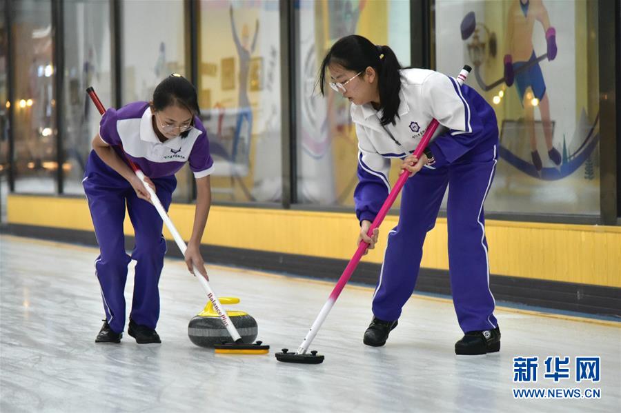 （體育&middot;圖文互動(dòng)）（4）（在習(xí)近平新時(shí)代中國特色社會(huì)主義思想指引下&mdash;&mdash;新時(shí)代新作為新篇章&middot;總書記關(guān)心的百姓身邊事）奔跑吧，少年！&mdash;&mdash;體育讓孩子們插上強(qiáng)壯的翅膀（配本社同題文字稿）