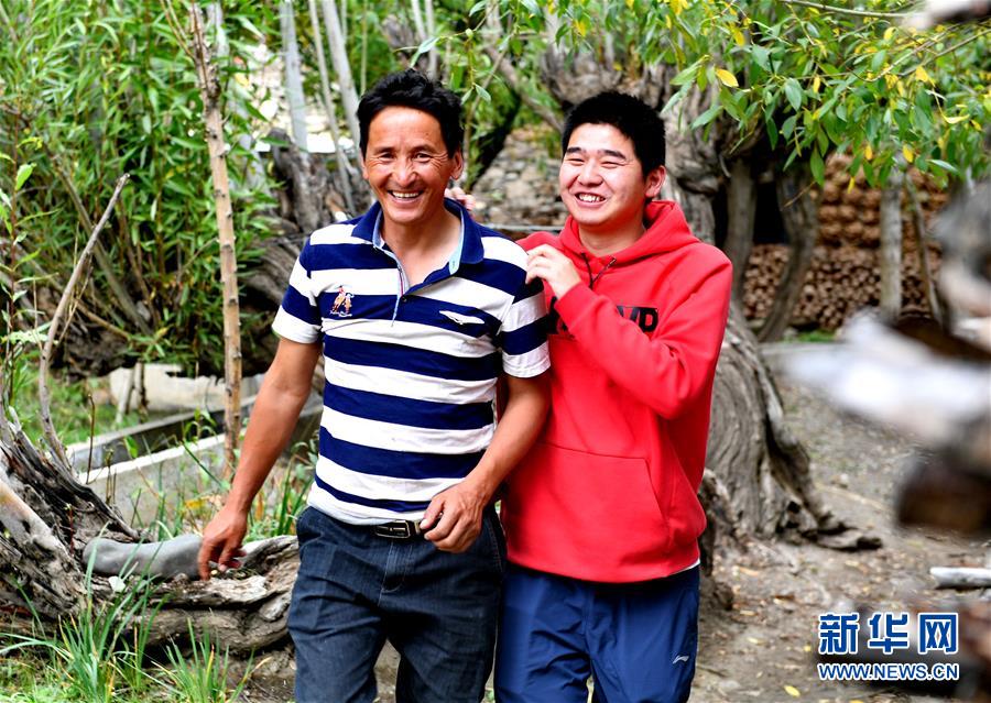 （在習(xí)近平新時代中國特色社會主義思想指引下&mdash;&mdash;新時代新作為新篇章&middot;總書記關(guān)心的百姓身邊事&middot;圖文互動)（3）&ldquo;我走進(jìn)大山，是為了讓你走出大山&rdquo;&mdash;&mdash;大學(xué)生支教故事