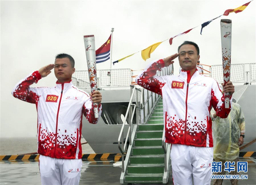(體育)(4)第七屆世界軍人運(yùn)動(dòng)會(huì)火炬?zhèn)鬟f活動(dòng)在海軍“和平方舟”站舉行