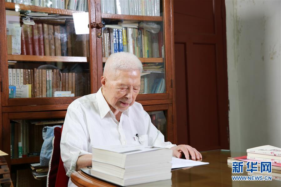 (愛國情 奮斗者·圖文互動)(1)一生“讀”一書 照亮前行路——記2018年“世界馬克思經(jīng)濟學(xué)獎”獲得者陳征