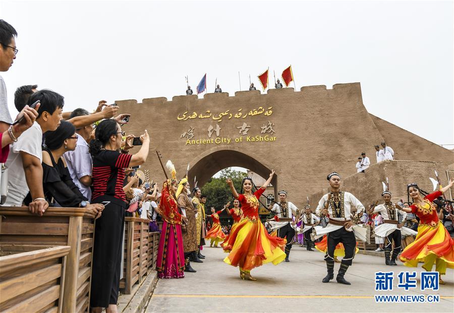 (新華全媒頭條·圖文互動)(8)同心筑夢映天山——新疆70年改革發(fā)展穩(wěn)定述評