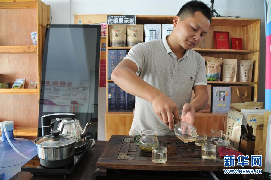 (在習(xí)近平新時(shí)代中國(guó)特色社會(huì)主義思想指引下——新時(shí)代新作為新篇章·總書記關(guān)心的百姓身邊事·圖文互動(dòng))(2)手機(jī)成為“新農(nóng)具” 莊戶人變“新店家”——農(nóng)村電商助力農(nóng)民豐收