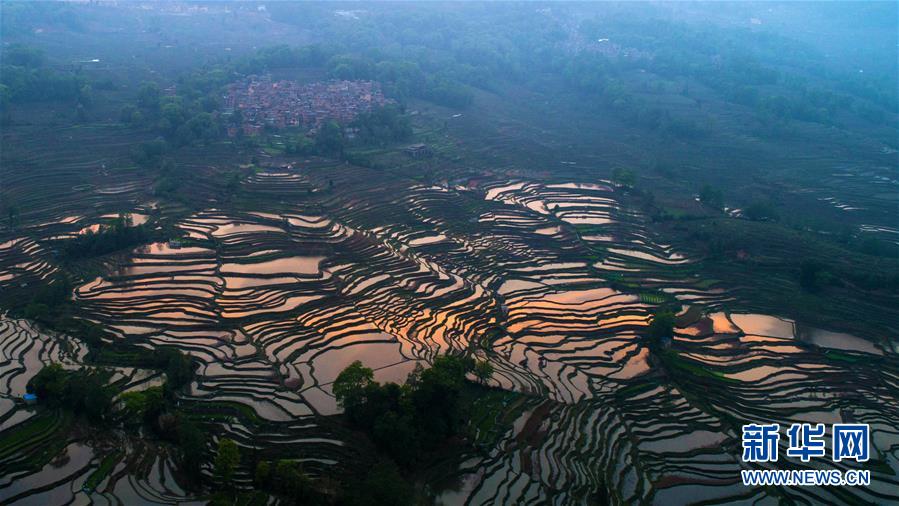 （新華全媒頭條&middot;圖文互動）（13）讓各民族手足相親守望相助&mdash;&mdash;以習(xí)近平同志為核心的黨中央關(guān)心少數(shù)民族和民族工作紀(jì)實(shí)