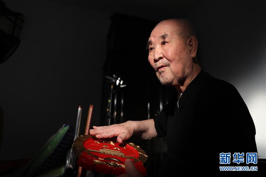 (圖文互動(dòng))(1)難忘:第一枚金屬國徽的金色記憶