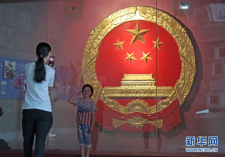 (圖文互動(dòng))(3)難忘:第一枚金屬國徽的金色記憶