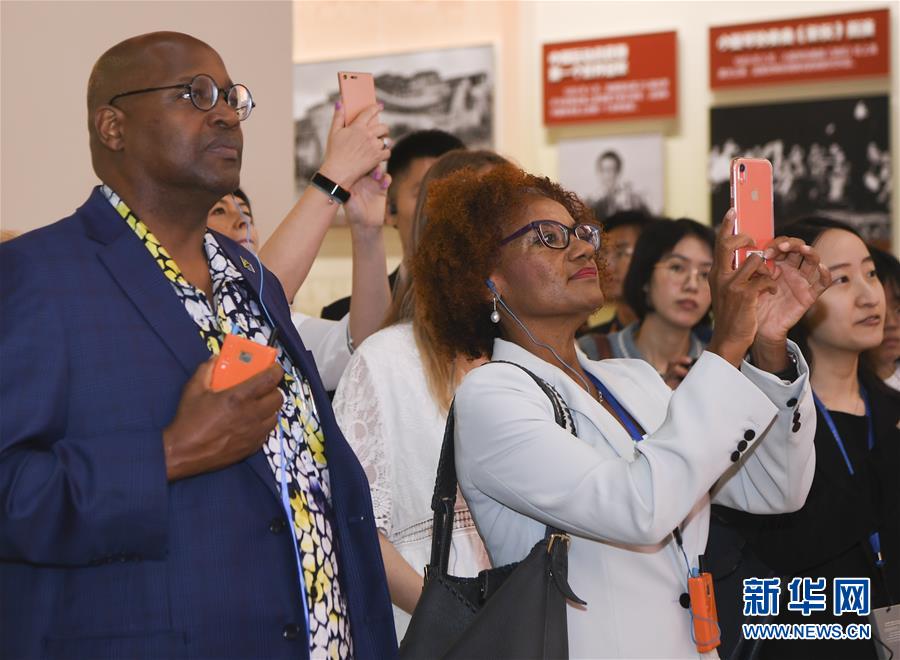 (圖文互動(dòng))(3)讓友誼輝映未來——記“友誼勛章”獲得者及代表參觀慶祝中華人民共和國(guó)成立70周年大型成就展