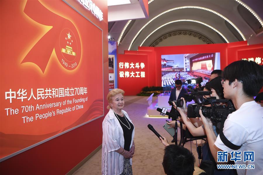 (圖文互動(dòng))(2)讓友誼輝映未來——記“友誼勛章”獲得者及代表參觀慶祝中華人民共和國(guó)成立70周年大型成就展