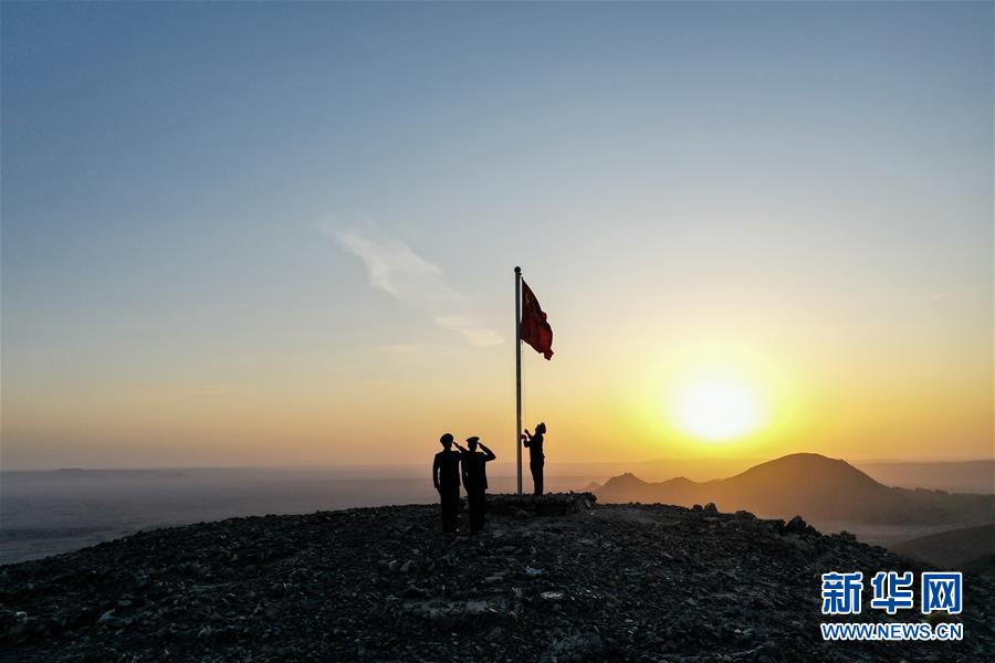 （愛國情 奮斗者&middot;圖文互動）（14）印刻在戈壁上的名字