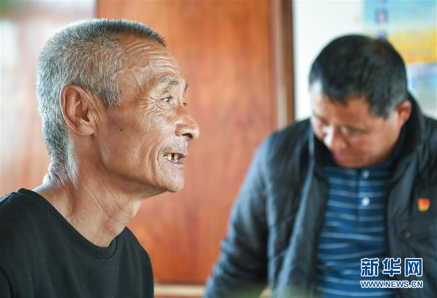 （在習(xí)近平新時(shí)代中國特色社會主義思想指引下&mdash;&mdash;新時(shí)代新作為新篇章&middot;總書記關(guān)心的百姓身邊事&middot;圖文互動）（2）一本&ldquo;村官&rdquo;日記里的扶貧路&mdash;&mdash;小故事里的大情懷之四