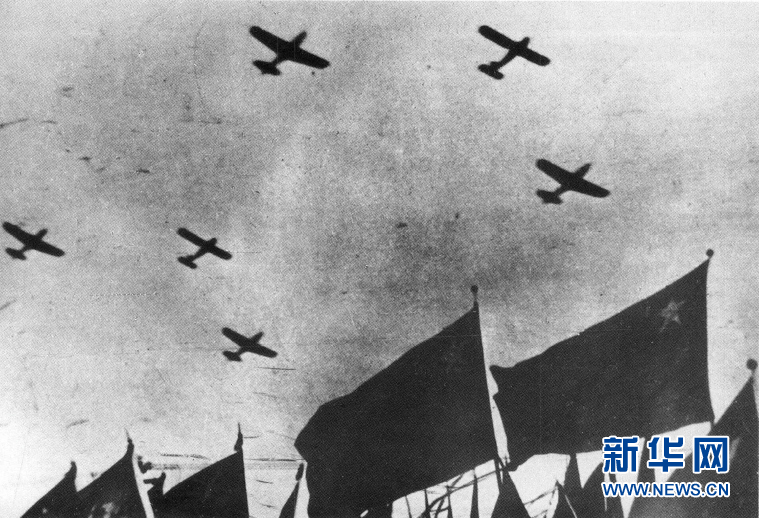 （新華全媒頭條&middot;人民空軍70年&middot;圖文互動(dòng)）（1）陽(yáng)光照耀奮飛的航程&mdash;&mdash;黨中央、中央軍委和習(xí)主席關(guān)心人民空軍建設(shè)發(fā)展紀(jì)實(shí)